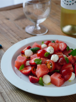 スイカといちご、トマトのバジルサラダ