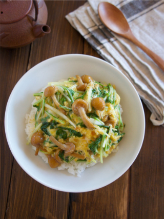 なめこと水菜のとろとろ卵とじ丼
